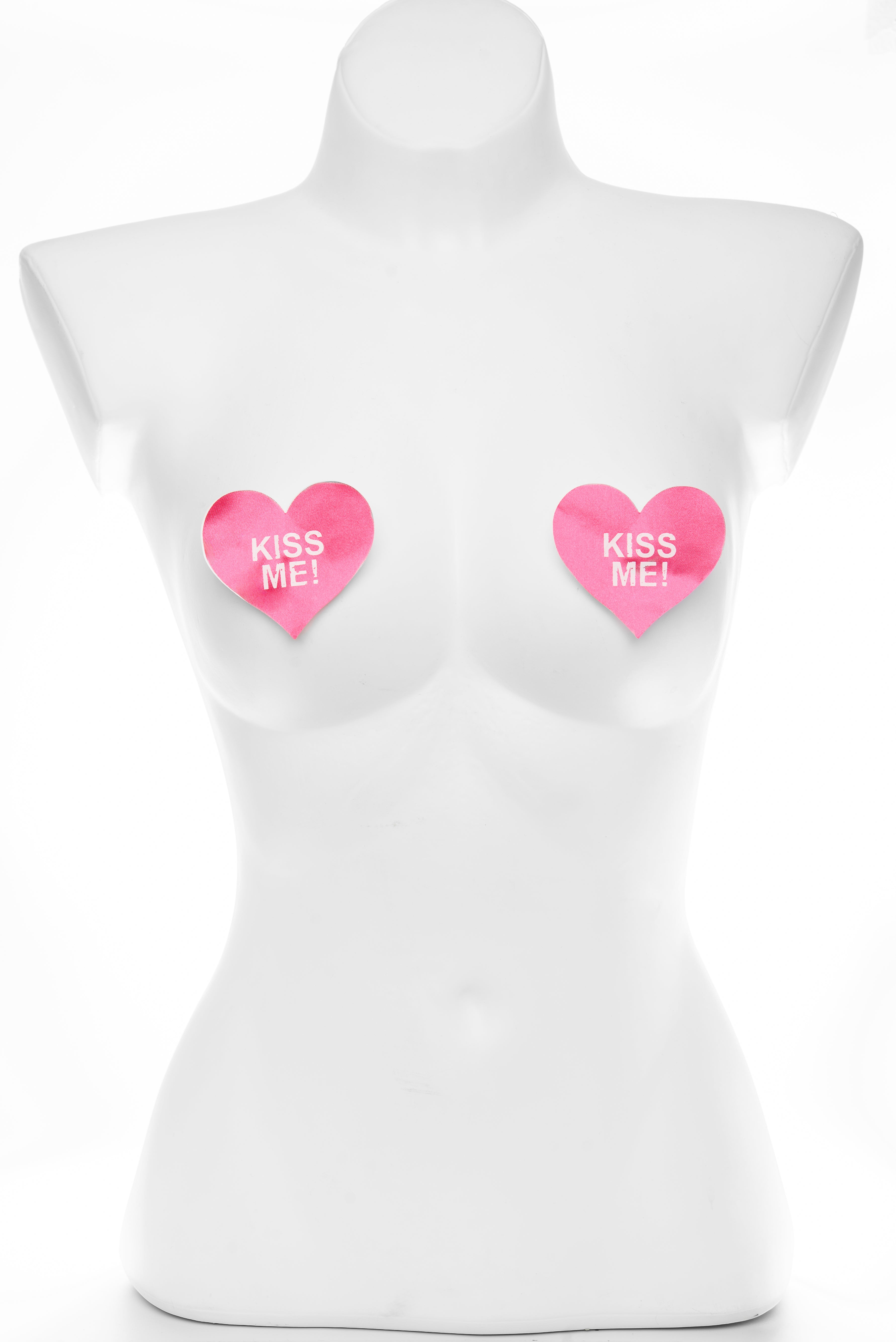 Pink heart-shaped nipple pasties with the bold text „KISS ME!“